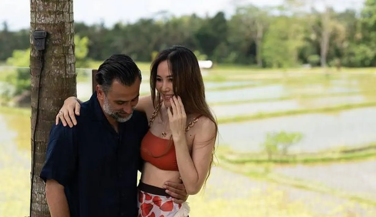 <p>Seperti inilah potret kebersamaan Ina Thomas dengan Jeremy. Pasangan ini memang dikenal sama-sama hot. [Foto: instagram.com/inathomas]</p>