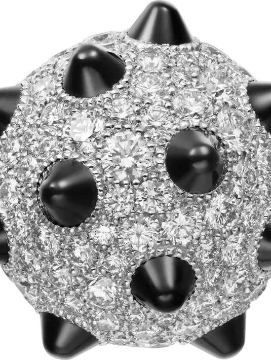 Clash [Un]limited earring, 18k white gold, onyx, diamonds yang dipakai Lily Collins (Foto: Cartier)