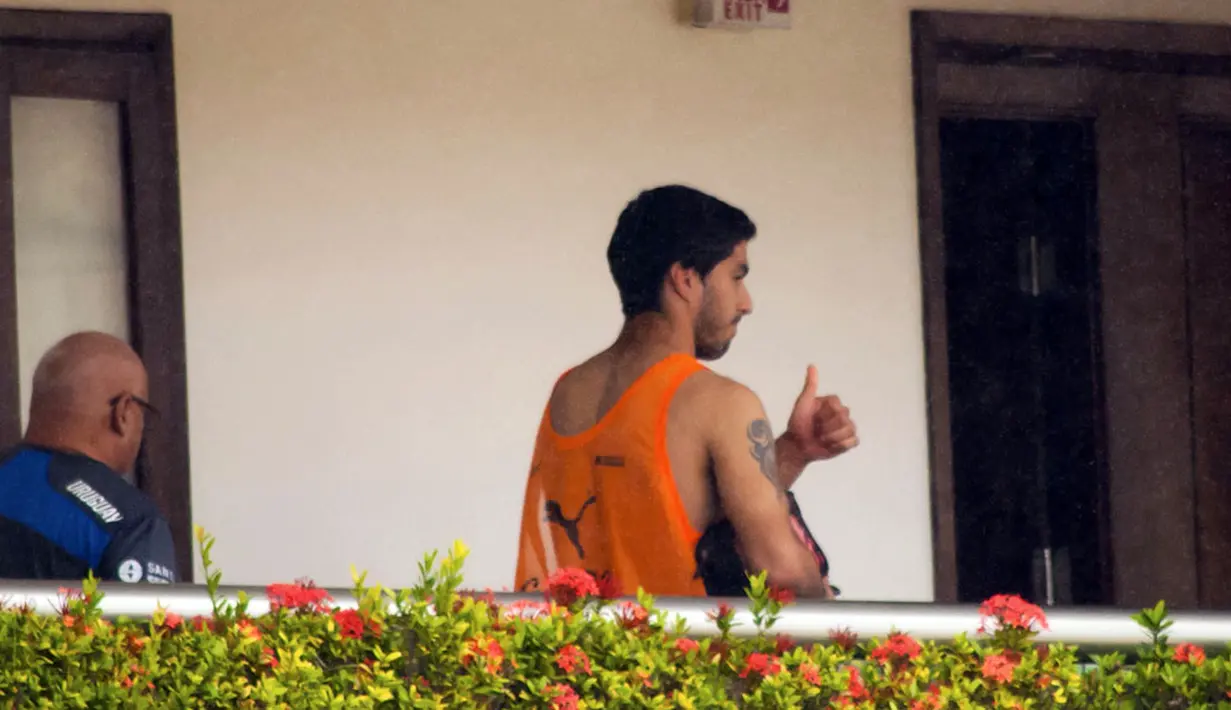 Luis Suarez harus mengakhiri keikutsertaannya dalam Timnas Uruguay setelah FIFA menjatuhkan hukuman larangan bermain selama empat bulan serta denda senilai Rp 1,3 miliar, (26/6/2014). (REUTERS/Leo Carioca)