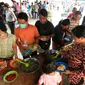 Sejumlah pengungsi eks anggota Gafatar antre mengambil makan di penampungan Youth Center, Sleman, Yogyakarta, Jumat (29/1). Mereka sebelumnya ditampung sementara di wisma Haji Donohudan, Boyolali untuk menjalani pendataan kependudukan (Foto: Boy Harjanto)