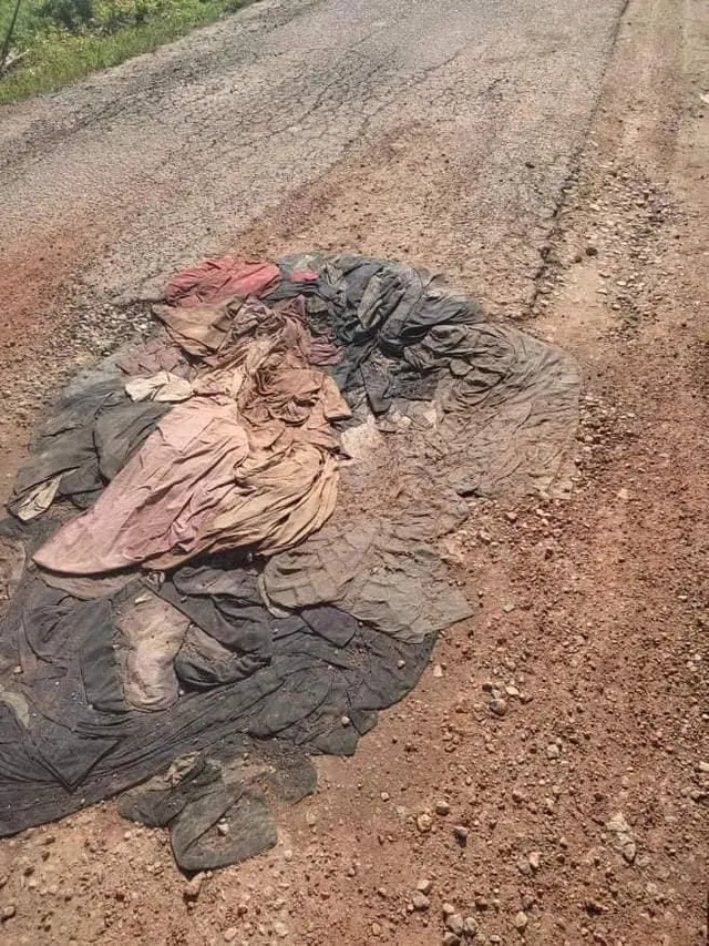 Jalan Berlubang Ini Ditambal Pakai Baju Oleh Warga, Cara Protes Unik