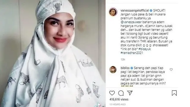 Vanessa Angel berjualan mukena