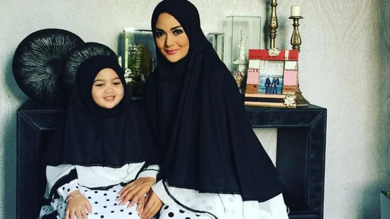 [Bintang] Krisdayanti dan Amora