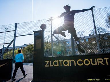 Seorang anak memasuki Zlatan Court di Rosengard, Malmoe, Swedia Selatan (3/5/2016). Zlatan Court adalah lapangan sepak bola yang didedikasikan untuk pemain sepak bola Zlatan Ibrahimovic. (AFP Photo/Jonathan Nackstrand)
