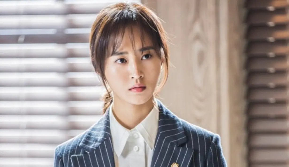 Dalam drama itu, diceritakan Yuri bekerja di kantor yang sama dengan Han San Hae. (soompi)