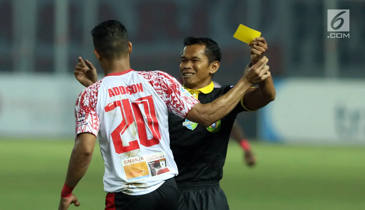 Pemain Persipura, Addison Alves memegang tangan wasit Yeni Krisdianto saat melawan Persija dilanjutan Liga 1 Indonesia di Stadion Patriot Candra Bhaga, Bekasi, Sabtu (8/7). Laga berakhir 1-1. (Liputan6.com/Helmi Fithriansyah)