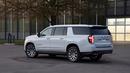 Sama seperti sampingnya, Bagian belakang juga memiliki desain yang serupa dengan GMC Yukon. Namun terlihat sedikit perbedaan pada bentuk lampu belakangnya. Mobil ini juga menggunakan lampu belakang LED dan dilengkapi Spoiler. (Source: auto-data.net)