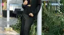 Outfit kantoran yang chic dari Mikha Tambayong. Ia mengenakan cropped top yang ditumpuknya dengan blazer dan midi skirt serba hitam, serta sentuhan sneakers putih yang mempermanis seluruh penampilannya.  [Foto: Instagram/miktambayong]