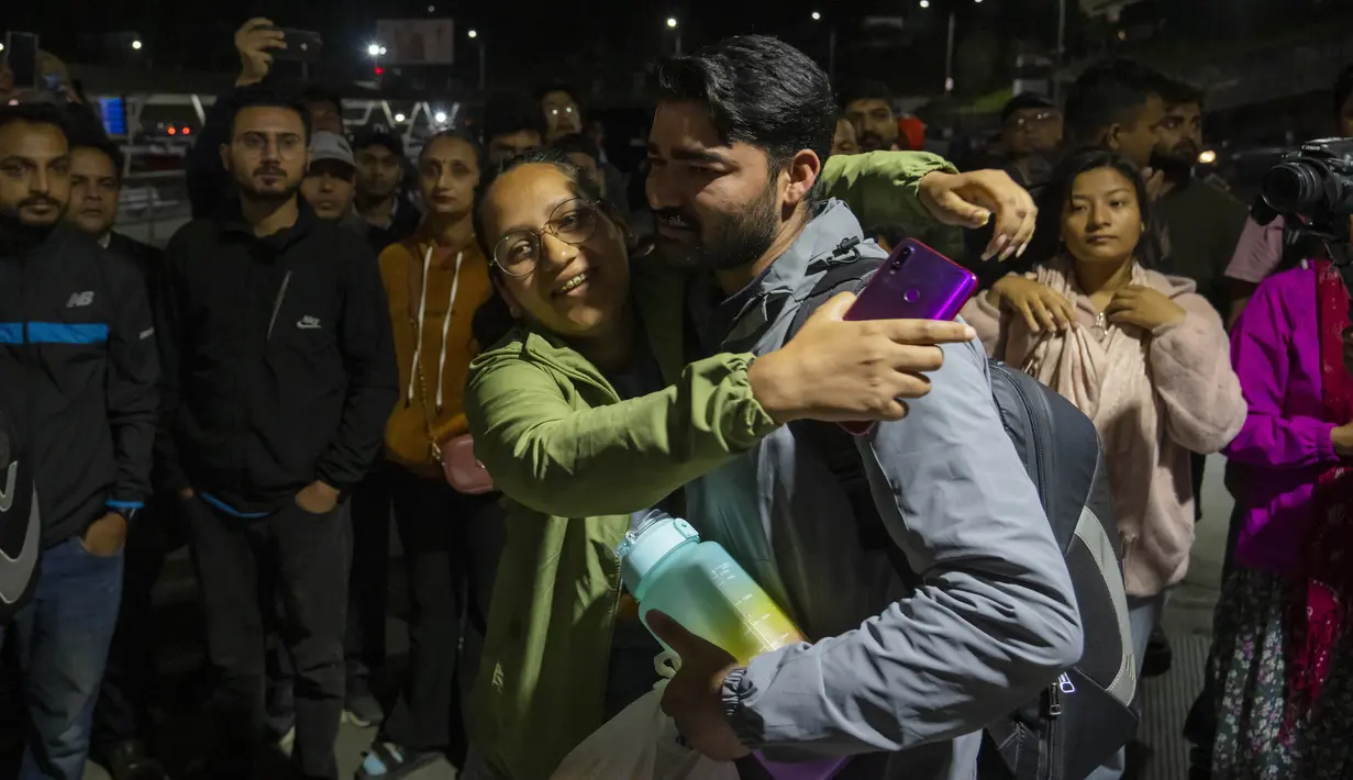 Sementara pemerintah berupaya untuk membawa pulang 10 mahasiswa Nepal yang tewas akibat serangan militan Hamas di Israel. (AP Photo/Niranjan Shrestha)