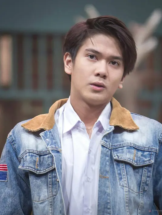 Film percintaan anak SMA di tahun 1990 ini pastinya juga mengingatkan  kembali soal suasana di masa itu, berikut dengan gaya berbusananya. Seperti ini misalnya, gaya Dilan yang selalu mengenakan jaket denimnya. (Instagram)