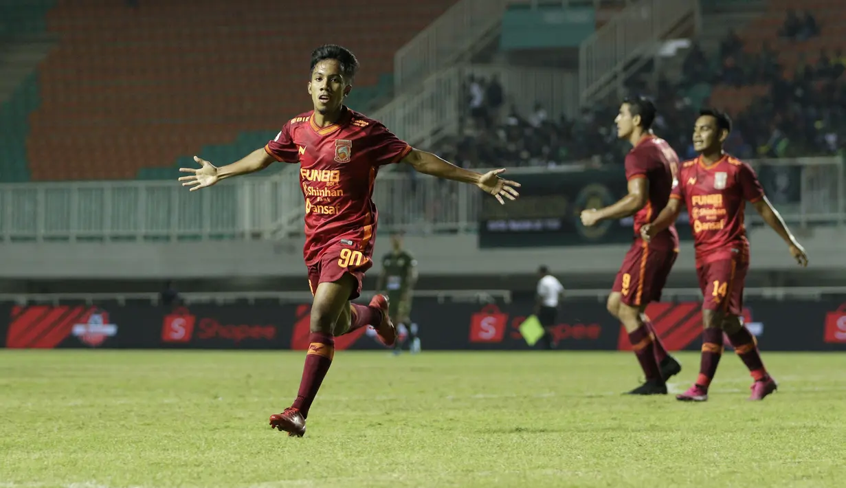 Striker Borneo FC, M Amarullah, merayakan gol yang dicetaknya ke gawang Tira Persikabo pada laga Shopee Liga 1 di Stadion Pakansari, Bogor, Minggu (1/9). Borneo tahan imbang 2-2 Tira Persikabo. (Bola.com/Yoppy Renato)