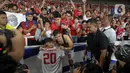 Pemain timnas Indonesia, Shayne Pattynama menyempatkan berfoto dan memberikan kaosnya kepada salah satu pendukung cilik skuad Garuda. (Liputan6.com/Herman Zakharia)