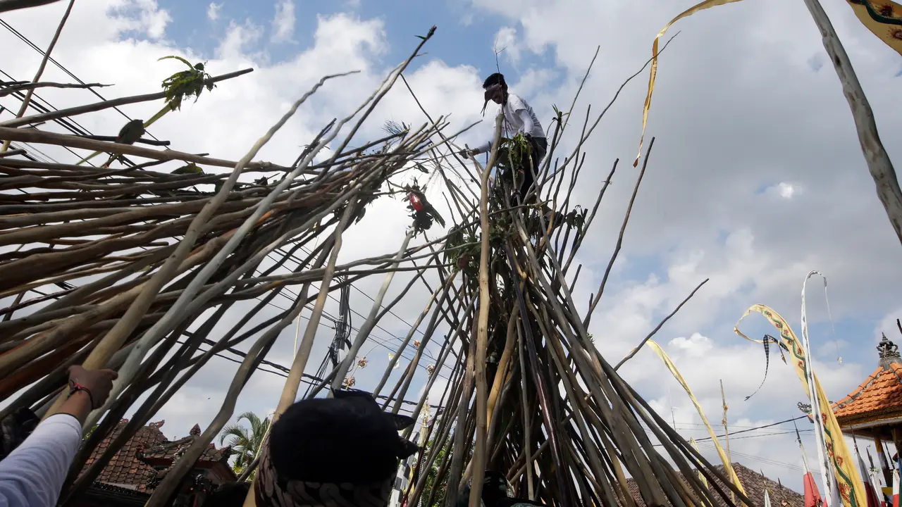 Naik Kepuncak Tongkat, Begini Keseruan Ritual Makotek di Bali