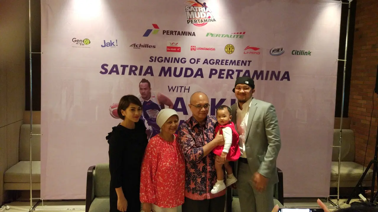 Arki Bersama Keluarga Usai Meneken Perpanjangan Kontrak Bersama Satria Muda
