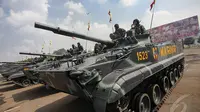 Kendaraan militer berupa tank ikut dipersiapkan dalam barisan  apel kesiapsiagaan terkait pengamanan pilpres 2014 di Lapangan Bhumi Marinir Cilandak,  Jakarta, Jumat (2/5/2014) (Liputan6.com/Faizal Fanani).