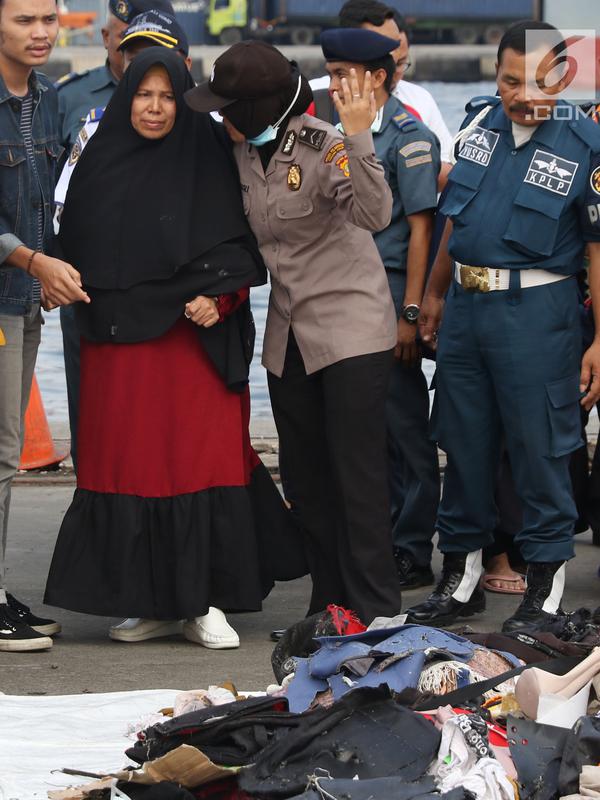 Keluarga korban jatuhnya pesawat Lion Air JT 610 dikawal petugas melihat barang-barang temuan di Pelabuhan JICT 2, Jakarta, Rabu (31/10). 189 orang menjadi korban jatuhnya pesawat Lion Air JT-610 pada Senin (29/10) lalu. (Liputan6.com/Helmi Fithriansyah)