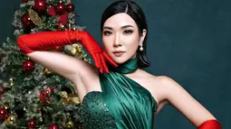 Gisella Anastasia juga tampak tak sabar menyambut momen perayaan Natal 2022. Ibunda dari Gempita itu menjalani sebuah pemotretan bertema Natal. Penampilannua pun berhasil mencuri perhatian, ia mengenakan busana khusus Natal berupa gaun glamor berwarna hijau yang dipadukan dengan sarung tangan merah yang memberikan kesan elegan. (Liputan6.com/IG/@gisel_la)