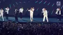 Boy band Korea Selatan, Super Junior tampil pada upacara penutupan Asian Games 2018 di Stadion Gelora Bung Karno, Jakarta, Minggu (2/9). Mereka membawakan lagu Sorry Sorry, Mr. Simple, dan Bonamana. (Liputan6.com/Helmi Fithriansyah)