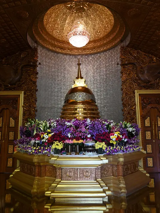 Pemandangan kuil Buddha Mahamevna yang sepi selama hari Waisak di bawah penerapan jam malam di Kaduwela, dekat ibu kota Sri Lanka, Kamis (7/5/2020). Waisak biasanua dirayakan dengan perayaan meriah, tapi kali ini jauh berbeda karena pandemi virus corona di seluruh dunia. (Ishara S. KODIKARA/AFP)