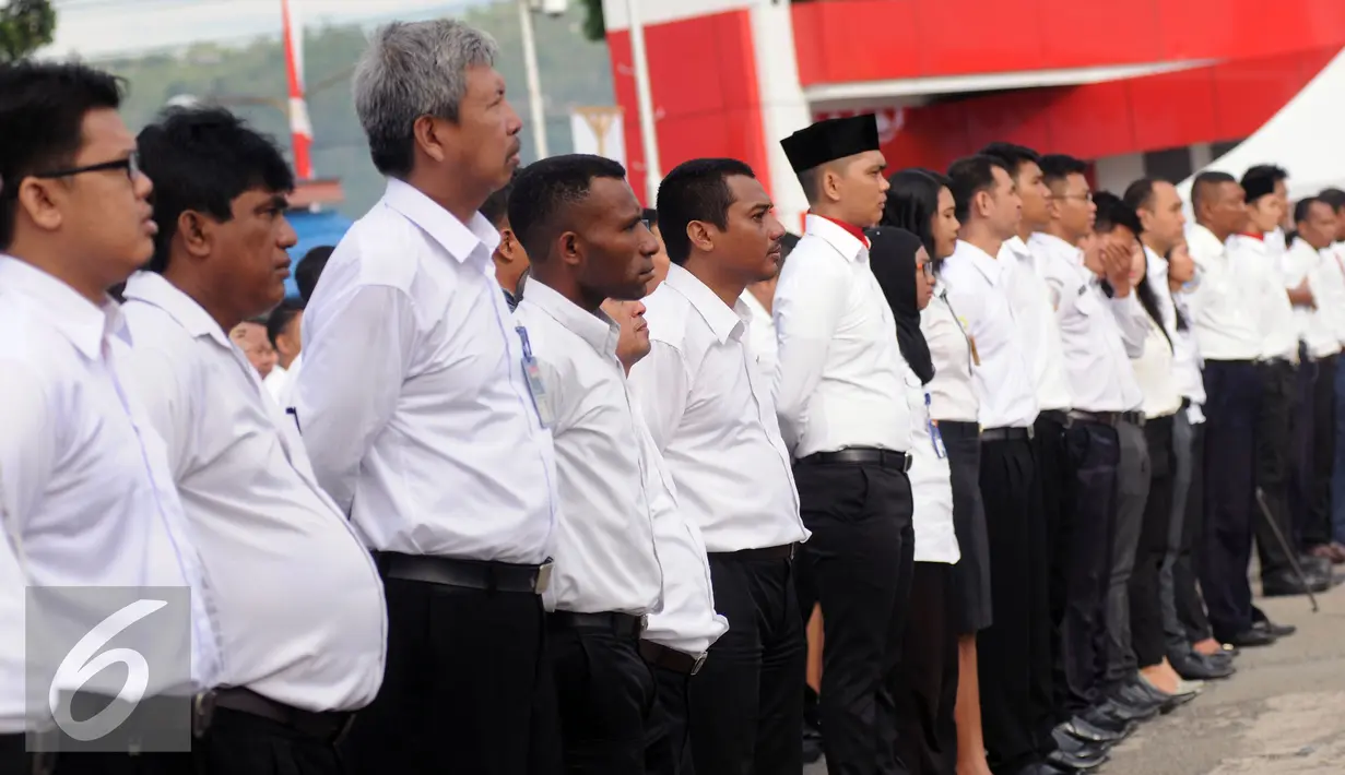 Ratusan karyawan BUMN dari berbagai instansi mengikuti upacara peringatan kemerdekaan Indonesia ke-71 di Terminal BMM, Manokwari, Papua Barat, Rabu (17/8). Upacara dipimpin Dirut PT Pertamina, Dwi Soetjipto. (Liputan6.com/Helmi Fithriansyah)