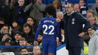 Pelatih Chelsea, Maurizio Sarr menarik keluar gelandang Willian selama pertandingan melawan Southampton pada lanjutan Liga Inggris di Stamford Bridge, London (2/1). Chelsea berada di posisi keempat klasemen dengan poin 44. AP Photo/Frank Augstein)