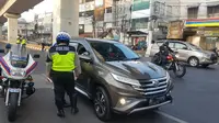 Polisi Tilang Pelanggar Ganjil Genap di Jalan Fatmawati Raya