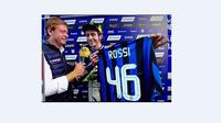 Valentino Rossi memegang Jersey Inter Milan bernomor 46 saat diwawancara (foto/twitter)