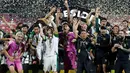 Kapten Persebaya Surabaya, Francisco Rivera, mengangkat trofi juara Piala Presiden 2026 saat perayaan kemenangan usai mengalahkan Persib Bandung pada laga final di Stadion Kapten I Wayan Dipta, Gianyar, Bali, Kamis (6/8/2026). Persebaya memastikan gelar juara perdana setelah menang dramatis 6-5 lewat adu tendangan penalti, menyusul hasil imbang 1-1 hingga babak tambahan waktu. (KapanLagi.com/Budy Santoso)