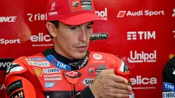 Pada latihan bebas pertama, Marc Marquez sempat membukukan waktu tercepat di sebagian besar sesi sebelum tergusur di menit-menit akhir. Tampak dalam foto, pembalap MotoGP Spanyol dari Tim Ducati Lenovo, Marc Marquez bersiap untuk sesi latihan bebas jelang Grand Prix MotoGP Indonesia di Sirkuit Internasional Mandalika, Nusa Tenggara Barat, pada 3 Oktober 2025. (SONNY TUMBELAKA/AFP)