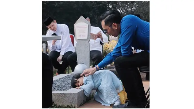 Momen Haru Gayatri di Pusara Ani Yudhoyono