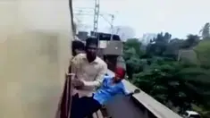 Sejumlah pemuda di India nekat bergelantungan di pintu kereta yang melaju kencang, sambil berusaha menyentuh benda-benda yang dilewatinya.