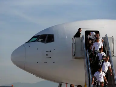 Pemain Timnas Inggris tiba di bandara Rio de Janeiro, Brasil, (8/6/2014). (REUTERS/Pilar Olivares)