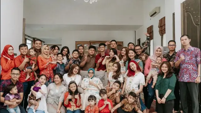6 Potret Pesta Ultah Ibunda Mayangsari ke-76, Dirayakan Bareng Keluarga Besar