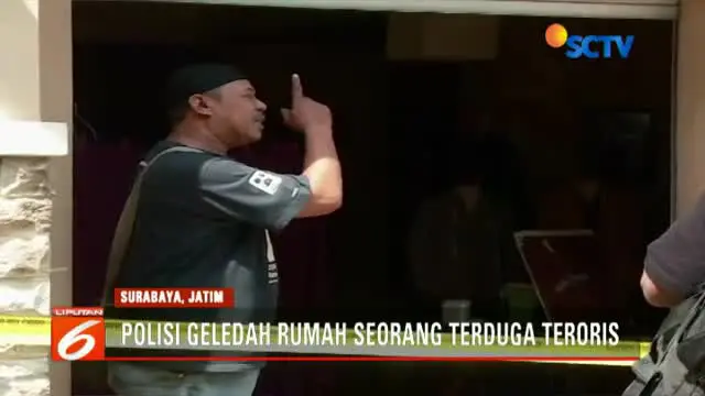 Polisi terus mendalami kasus teror bom di Surabaya. Hari ini Tim Densus 88 menggeledah rumah salah satu terduga teroris yang bernama Ilham Fauzan alias Wicang.