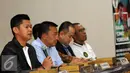 Raja Sapta Oktohari (Promotor-kiri) memberikan keterangan jelang gelaran Battle In Uruguay, Jakarta, Kamis (31/3/2016). Laga ini juga bagian penghormatan kepada mantan Presiden WBA, Gilberto Mendoza. (Liputan6.com/Helmi Fithriansyah)