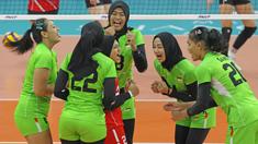Timnas voli putri Indonesia yang bermaterikan para pemain muda sukses menutup AVC Challenge Cup 2024 dengan kemenangan usai melibas Hong Kong 3-0 (25-15, 25-19, 25-20) dalam perebutan posisi ketujuh di Rizal Memorial Coliseum, Manila, Filipina, Rabu (29/5/2024) pagi WIB. Kemenangan atas Hong Kong juga menjadi ajang balas dendam atas kekalahan pada fase grup dengan skor yang sama. (Asian Volleyball Confederation)