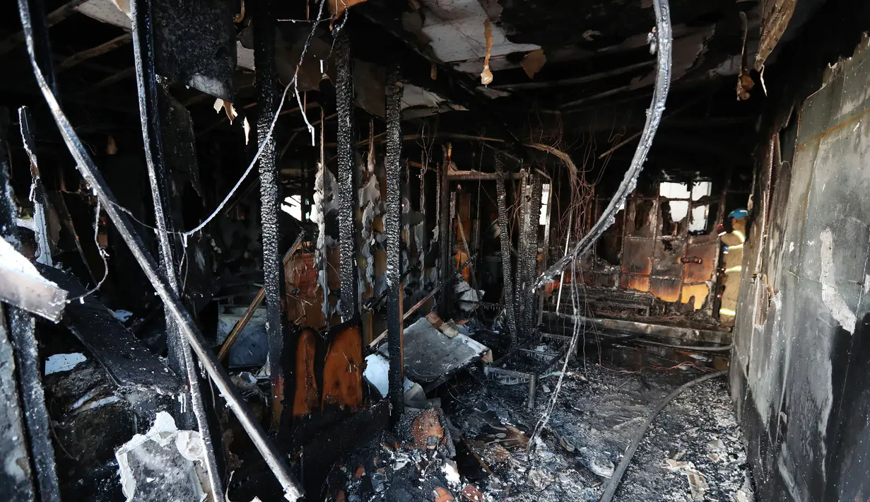 Petugas pemadam kebakaran memeriksa kondisi rumah sakit Sejong di Milyang, Korea Selatan, yang hangus terbakar, Jumat (26/1). Pihak berwenang memperingatkan bahwa jumlah korban tewas kemungkinan akan meningkat. (Kim Dong-mi/Yonhap via AP)