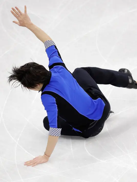 Pemain skating pria dari Jepang, Keiji Tanaka terjatuh saat tampil pada Olimpiade Musim Dingin 2018 Pyeongchang di Gangneung, Korea Selatan, Senin (12/2). Olimpiade Musim Dingin digelar dari tanggal 9 hingga 25 Februari mendatang. (AP/David J. Phillip)
