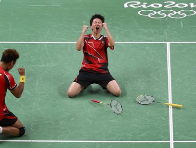 Pasangan Indonesia, Tontowi Ahmad/Liliyana Natsir, berhasil melangkah ke final usai menaklukkan Zhang Nan/Zhao Yunlei pada Olimpiade 2016 di Rio de Janeiro, Brasil, Selasa (16/8/2016). (AFP/Jim Watson)