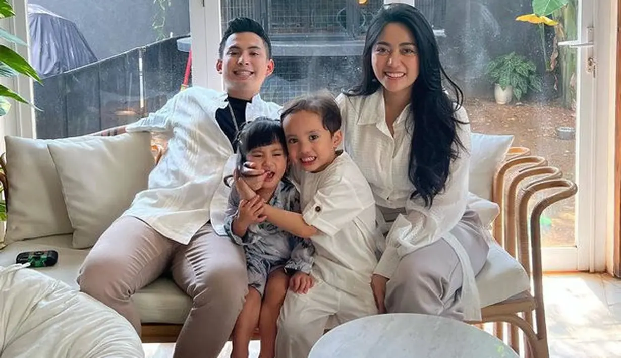 Namun, meskipun sudah bercarai, Rachel dan Okin masih tetap akur, terutama untuk merawat anak-anaknya. (instagram.com/rachelvennya)