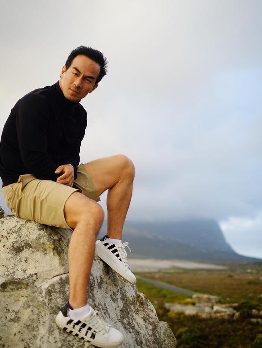 Gaya kasual aktor laga ini memang terlihat beda dari biasanya saat mengenakan pakaian formal. Ia pun terlihat sangat santai mengenakan sebuah sweater hitam dengan celana pendek serta sneaker. (Liputan6.com/IG/@joe_taslim)