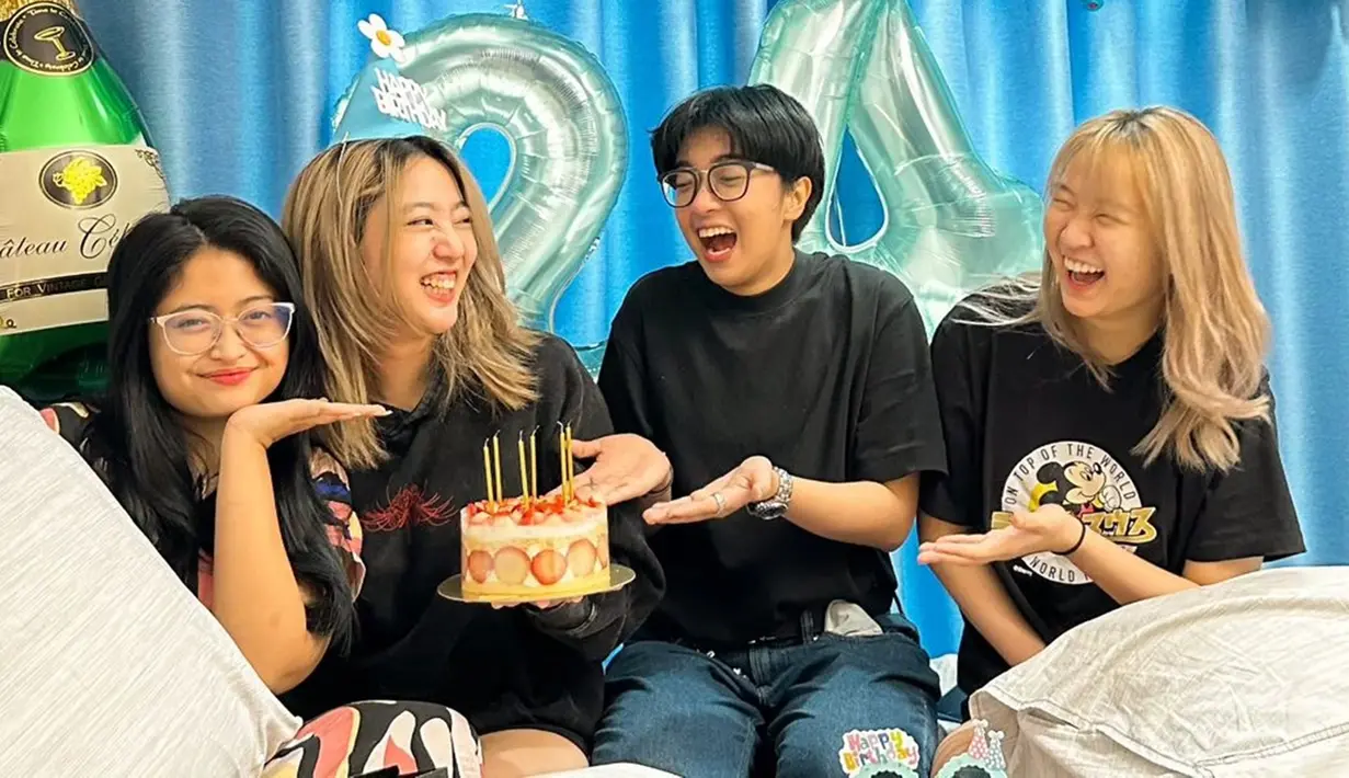 Melihat dari lokasi yang dicantumkan di Instagramnya, bintang web series Cool Boy dan Cool Girl ini rayakan ulang tahunnya di Bangkok, Thailand. Oleh karenanya tak heran jika ia merayakan ulang tahunnya hanya bareng temannya. Unggah beberapa foto di Instagram selama berada di Negeri Gajah Putih pertinya Nona Berlian sudah berada di Thailand sejak Mei lalu. (Liputan6.com/IG/@nonaberlian14)