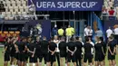 Pelatih Real Madrid, Zinedine Zidane, memberikan instruksi saat latihan jelang laga Piala Super Eropa di Stadion National Arena Filip II, Skpje, Senin (7/8/2017). Real Madrid akan bertanding melawan Manchester United. (AP/Boris Grdanoski)