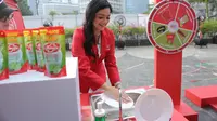 Brand Ambassador Lifebuoy Pencuci Piring Titi Kamal saat peluncuran program Klinik Piring Higienis di FX Sudirman, Sabtu, (13/8/2023).