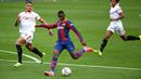 Peluang pertama Barcelona hadir pada menit ke-21. Ousmane Dembele (tengah) melepas tembakan kaki kirinya tapi bola masih bisa ditangkap oleh penjaga gawang Sevilla. (Foto: AFP/Cristina Quicler)