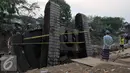 Warga melihat Crane yang jatuh ke Sungai Ciliwung Kelurahan Bukit Duri, Jakarta Selatan  (1/10/15). Akibatnya seorang warga RT15/10 Kelurahan Bukit Duri, Jakarta Selatan harus mendapatkan perawatan medis. (Liputan6.com/Gempur M Surya)