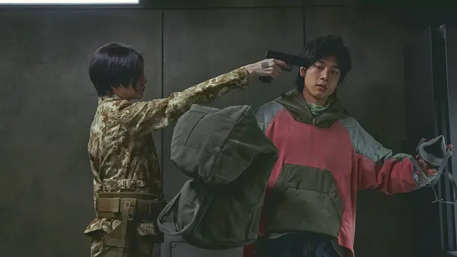 Dalam serial Black Knight, setiap orang yang tinggal di Korea diklasifikasikan dengan kode QR di tangannya. (Foto: Kim Jin Young/Netflix_