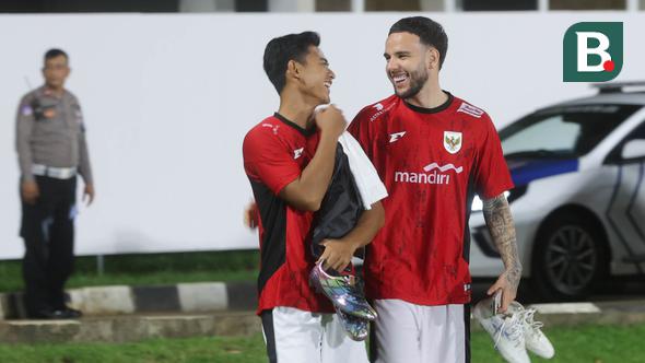 <p>Pemain Timnas Indonesia, Pratama Arhan dan&nbsp;Calvin Verdonk, tampak ceria saat sesi latihan jelang lawan Bahrain di Stadion Madya, Jakarta, Minggu (23/3/2025). (Bola.com/M Iqbal Ichsan)</p>