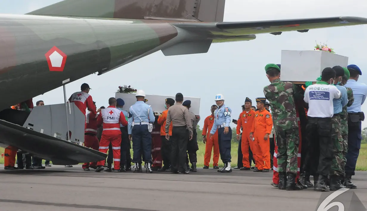 Jenazah penumpang pesawat AirAsia QZ8501 akan diterbangkan ke Surabaya dengan pesawat CN-295 TNI AU, Pangkalan Bun, Kalteng, Senin (5/1/2015). (Liputan6.com/Herman Zakharia) 