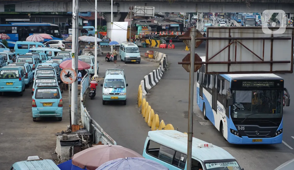 Angkutan umum menunggu penumpang di Terminal Kampung Melayu, Jakarta, Sabtu (26/9/2020). Dinas Perhubungan DKI Jakarta mencatat penurunan jumlah penumpang harian angkutan umum perkotaan hingga 22,83 persen selama 12 hari terakhir penerapan PSBB Jakarta. (Liputan6.com/Immanuel Antonius)